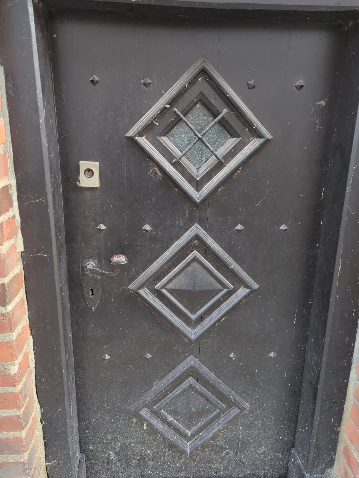 Holztür mit dekorativen Mustern