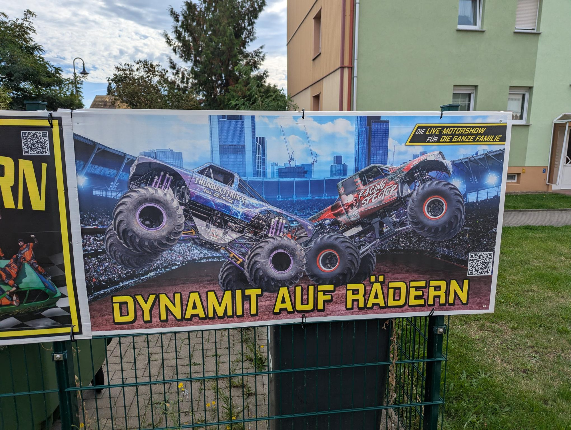 Werbebanner für eine Monstertruck Show mit dem Schriftzug DYNA MIT