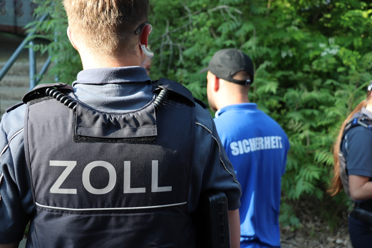 Zollbeamte führen eine Kontrolle im Wach- und Sicherheitsgewerbe durch, um Schwarzarbeit aufzudecken.